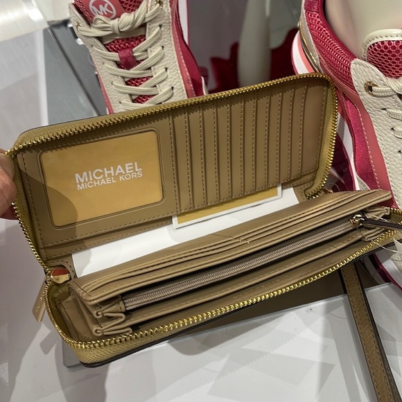 MICHAEL KORS LARGE TRAVEL CONTINENTAL WRISTLET WALLET PHONEHOLDER  
CAMEL - Picture 16 of 16